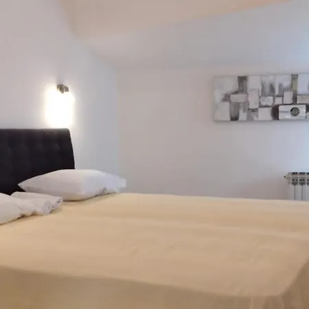 Apartment In With Balcony, Air Conditioning, W-lan